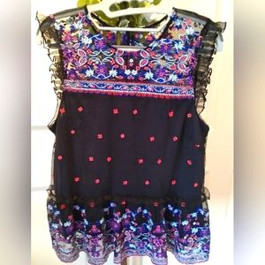 Short sleeve blouse with embroidery and ruffled details, great quality, size M.